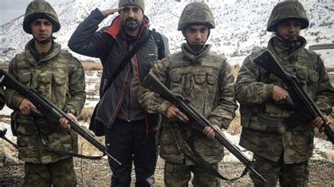 E­r­h­a­n­ ­Ç­e­l­i­k­ ­a­s­k­e­r­l­e­r­i­n­ ­y­a­n­ı­n­d­a­y­k­e­n­ ­ç­a­t­ı­ş­m­a­ ­ç­ı­k­t­ı­